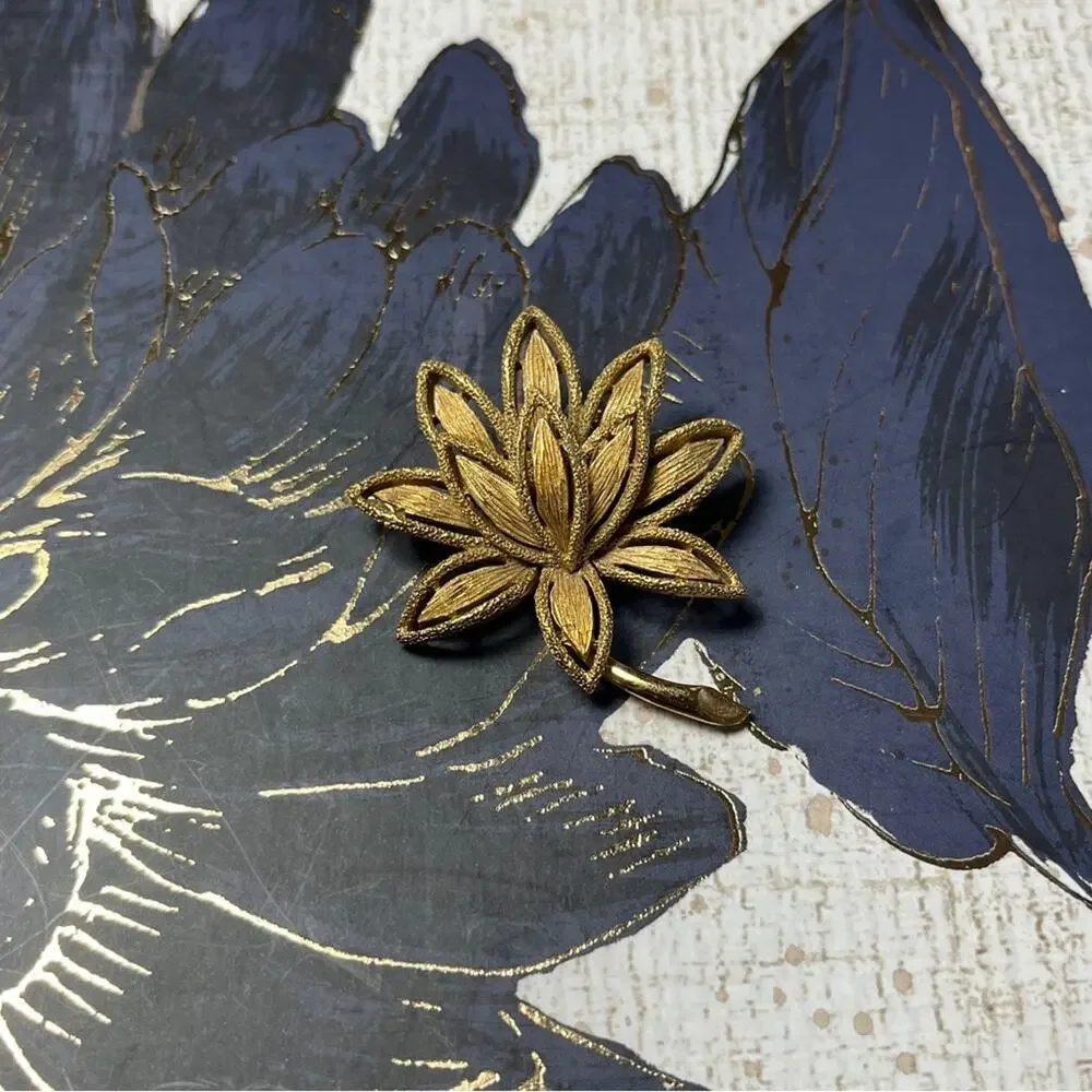 Vintage 70s 1970s Large Oversized Gold Tone Lotus Flower Floral Brooch Pin D1